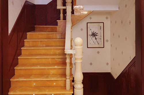 两当中式别墅室内汉白玉石楼梯的定制安装装饰效果